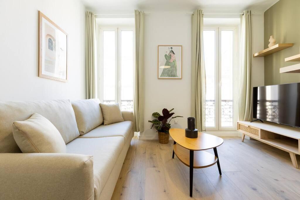 Beautiful & Modern Flat In Heart Of Apartment